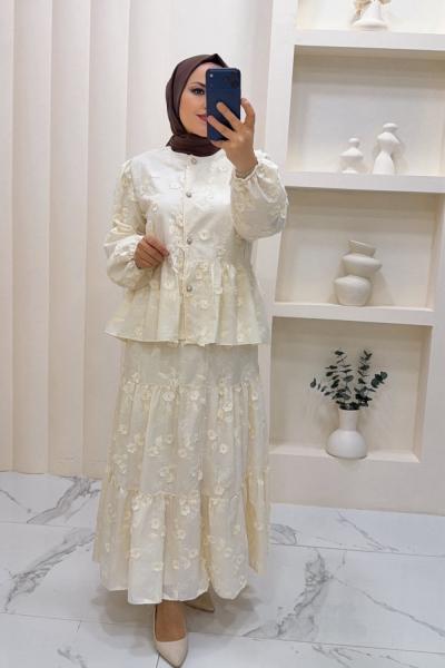 Takım etekli Şeyda Ekru